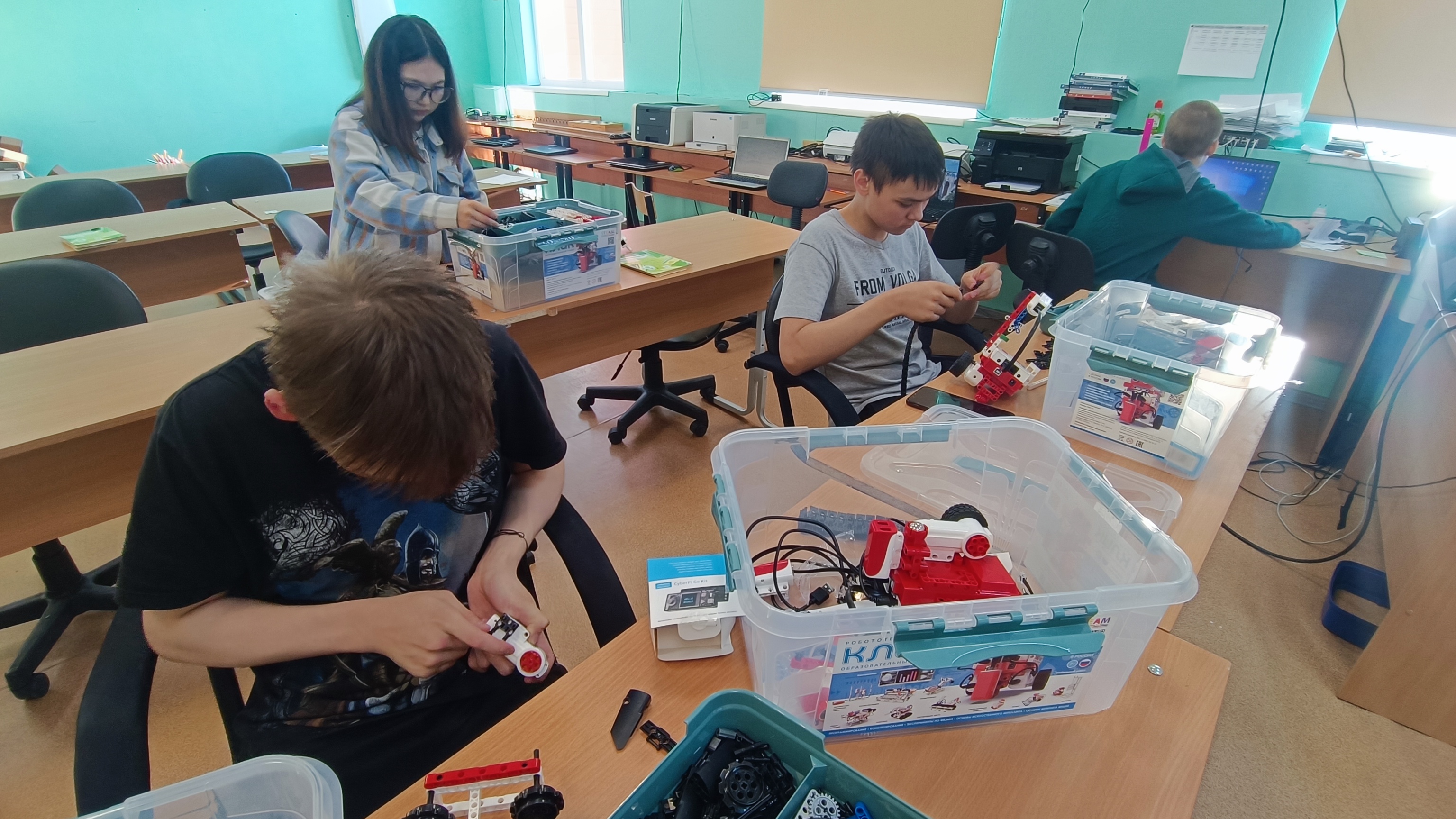 2 апреля на занятиях Робототехники изучали принцип гусеничной передачи.